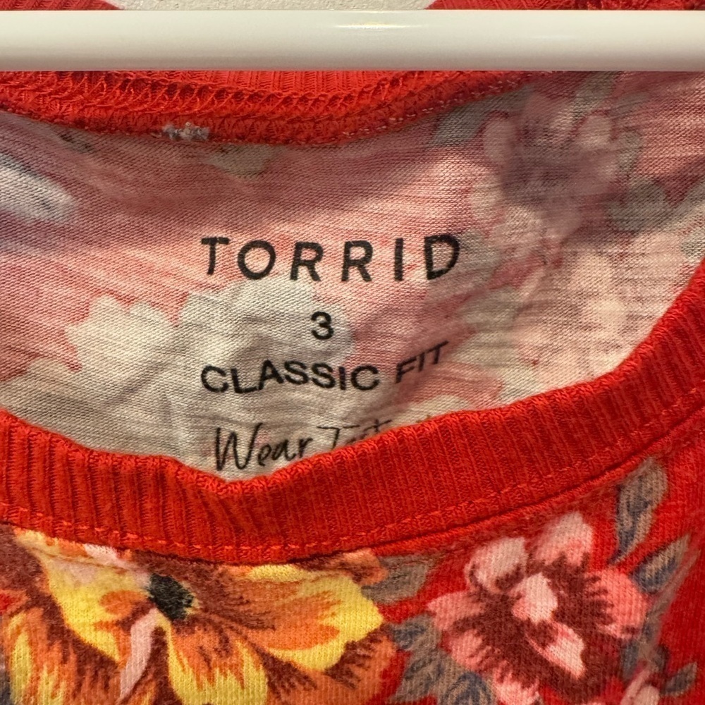 Torrid classic fit Floral Red T-Shirt size 3 / 3XL - Picture 2 of 2